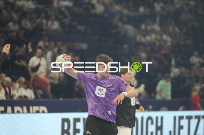 Rasmus Ankermann (#22; THW Kiel) beim Wurfansatz