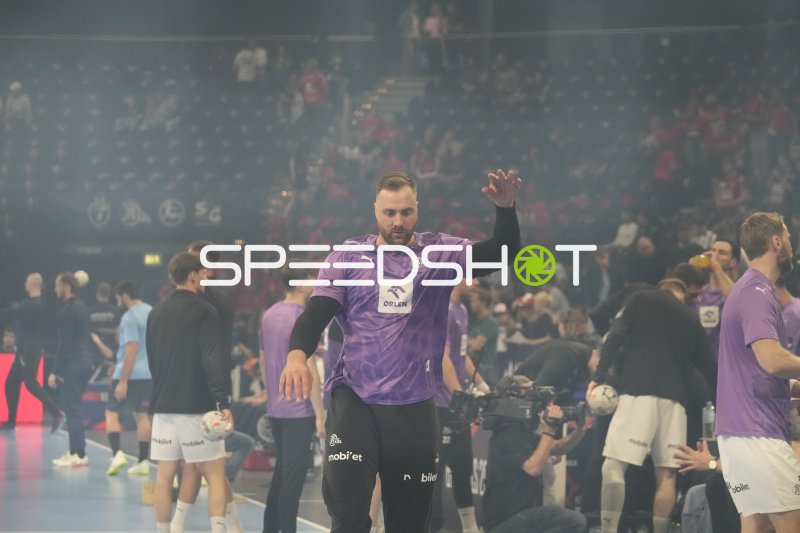 Andreas Wolff (#33; THW Kiel) beim Einlaufen in die Arena