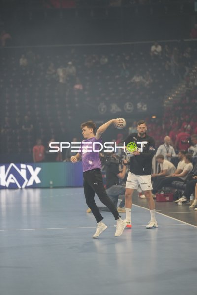 Bence Imre (#91; THW Kiel) beim Wurf neben Harald Reinkind (#6; THW Kiel)