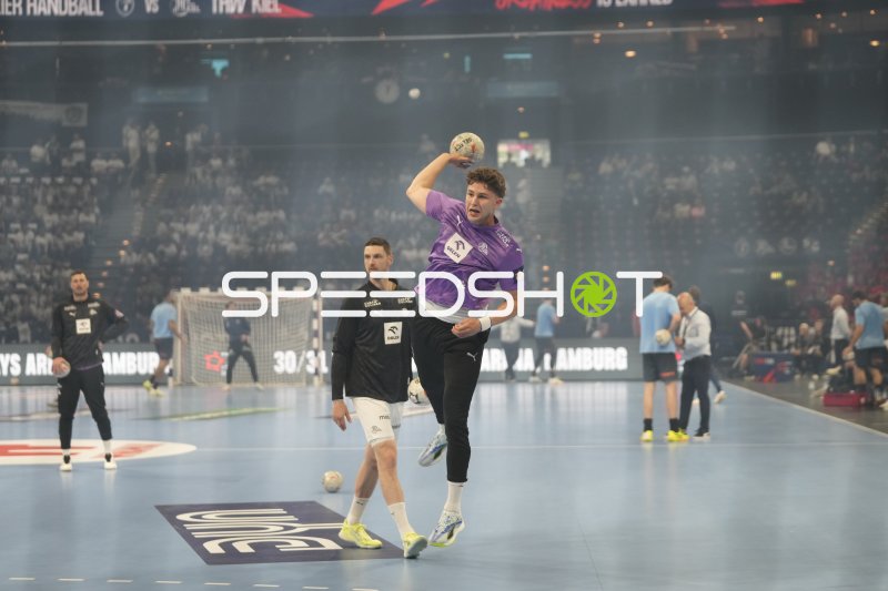 Rasmus Ankermann (#22; THW Kiel) beim Sprungwurf im Aufwärmen
