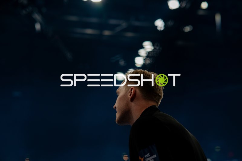 Spieler mit EHF European League Schriftzug in der Arena