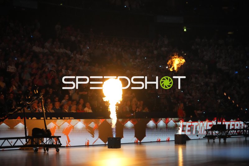 Pyroshow beim Einlauf – THW Kiel vs. Montpellier HB