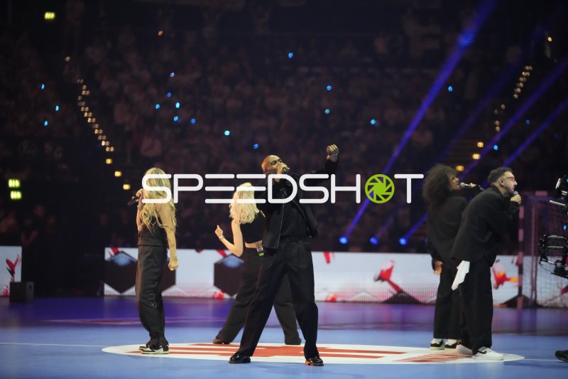 Musikact bei der Eröffnungsshow in der Handball-Arena