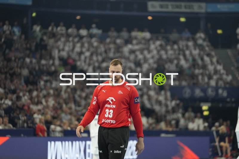 Andreas Wolff (#33; THW Kiel) blickt nach unten