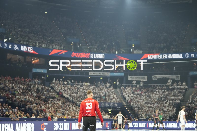 Andreas Wolff (#33; THW Kiel) vor ausverkaufter Barclays Arena Hamburg