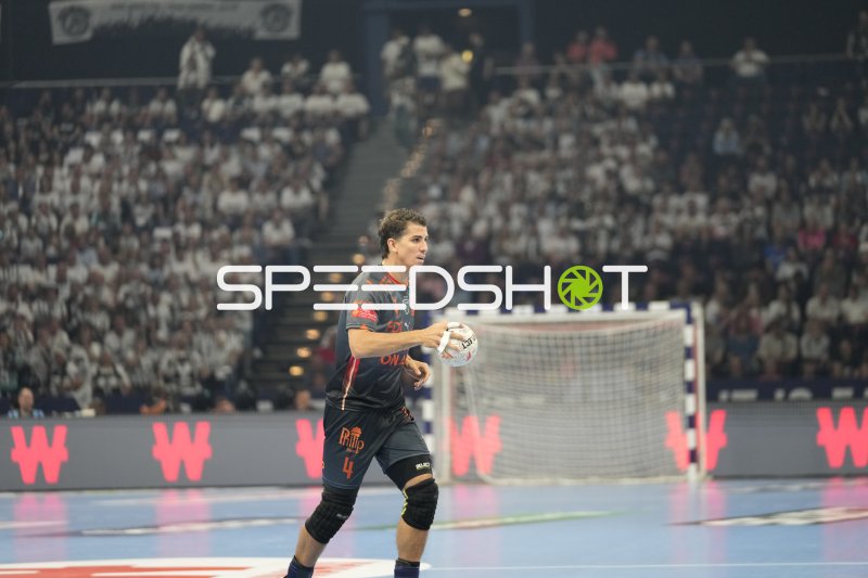 Diego Simonet (#4; Montpellier HB) mit Ball vor dem Tor
