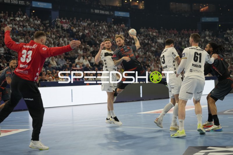 Montpellier-Spieler (#28) zieht ab gegen THW Kiel mit Magnus Landin