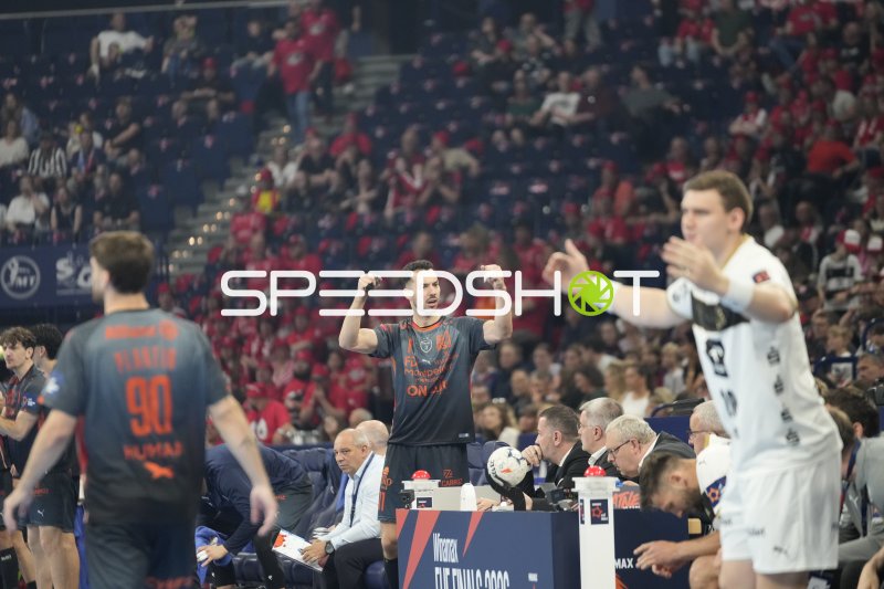 Léo Plantin (#90; Montpellier HB) und THW-Kiel-Spieler an der Seitenlinie