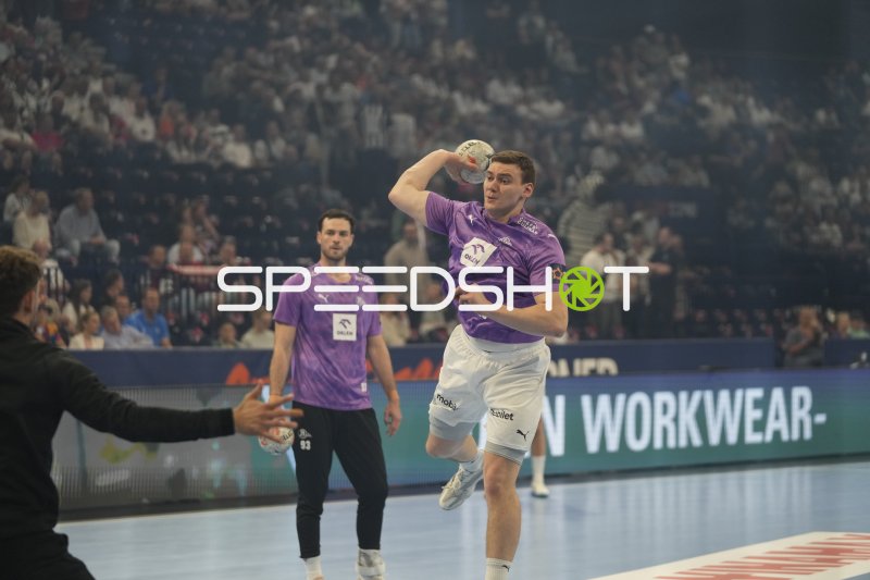 Lukas Laube (#20; THW Kiel) beim Sprungwurf