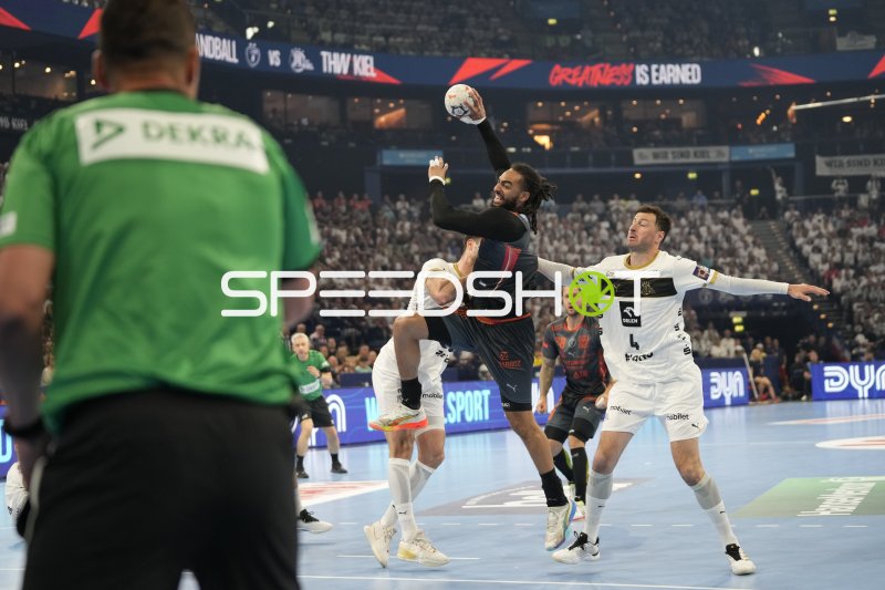 Domagoj Duvnjak (#4; THW Kiel) verteidigt gegen Montpellier-Angreifer beim Wurf