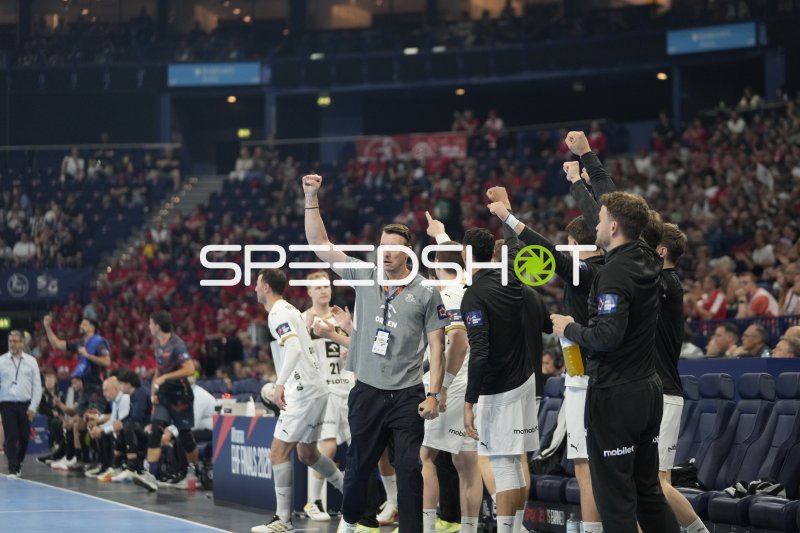 Filip Jicha (Trainer; THW Kiel) jubelt an der Seitenlinie