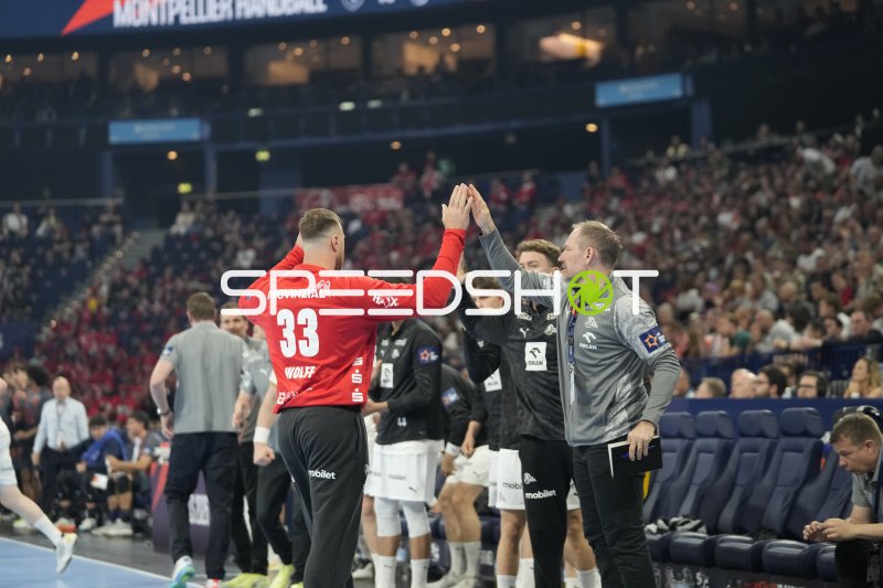 Andreas Wolff (#33; THW Kiel) gibt High-Five an der Seitenlinie