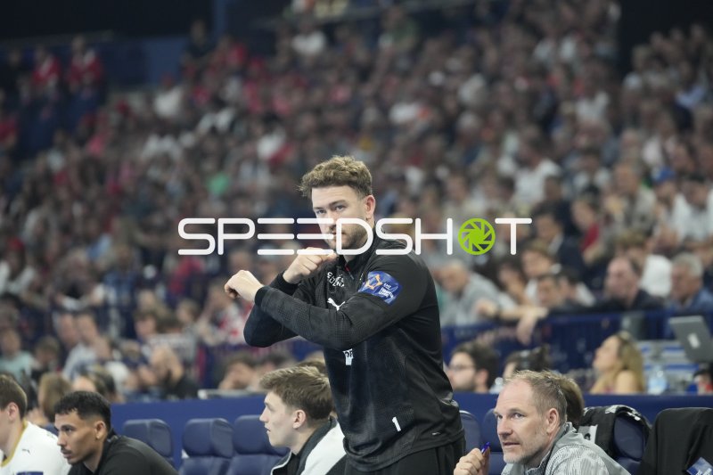Gonzalo Perez de Vargas (#1; THW Kiel) an der Seitenlinie