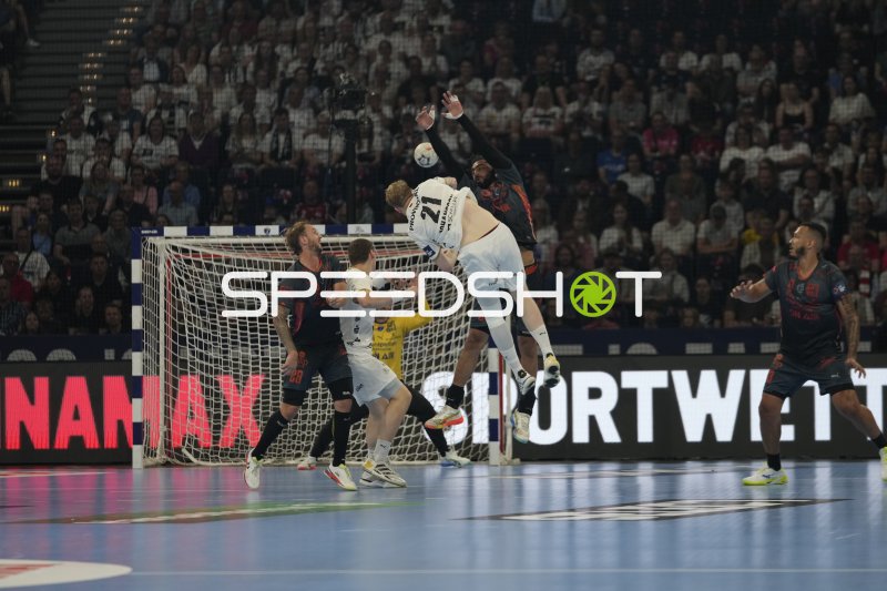 Eric Johansson (#21; THW Kiel) beim Sprungwurf gegen Montpellier HB
