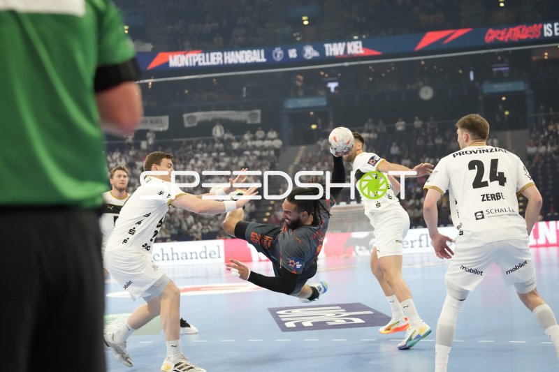 Montpellier-Spieler beim Wurfversuch gegen THW Kiel-Abwehr