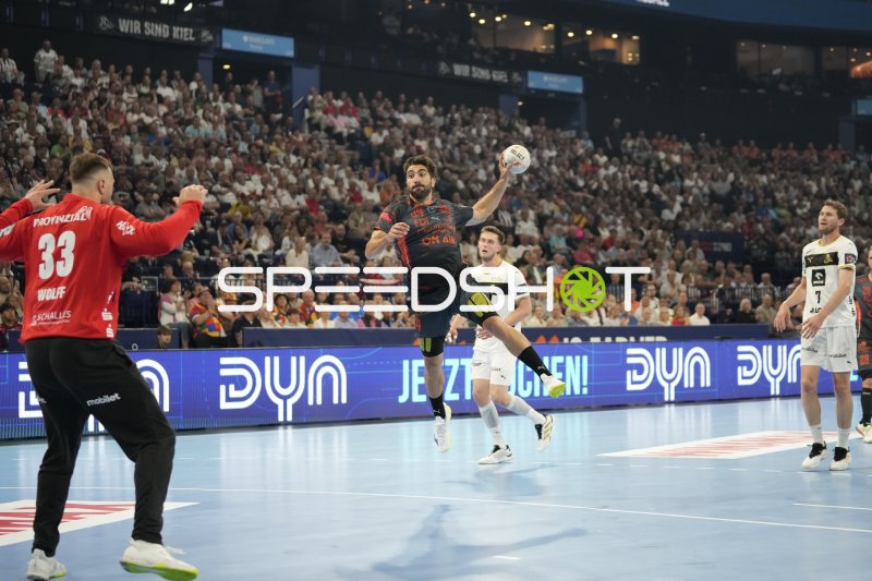 Montpellier-Spieler springt zum Wurf gegen Andreas Wolff (#33; THW Kiel)