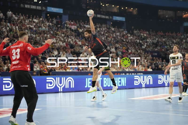 Montpellier-Spieler springt zum Wurf gegen Andreas Wolff (#33; THW Kiel)