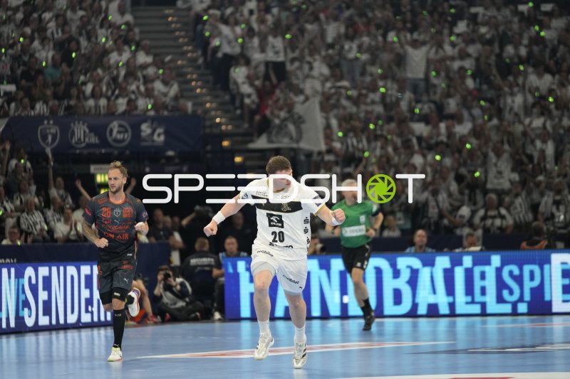 Lukas Laube (#20; THW Kiel) bejubelt Treffer gegen Montpellier HB