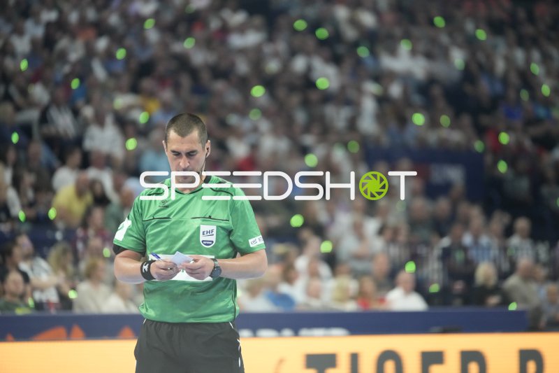 EHF-Schiedsrichter notiert Spielunterbrechung beim Handball-Match