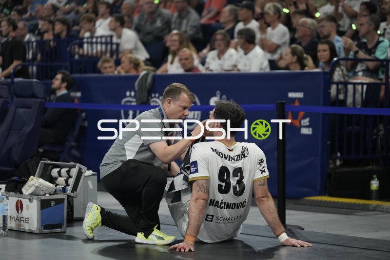 Veron Nacinovic (#93; THW Kiel) wird medizinisch behandelt