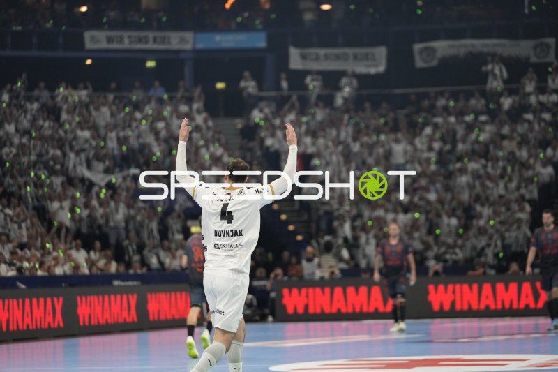 Domagoj Duvnjak (#4; THW Kiel) jubelt vor ausverkaufter Halle