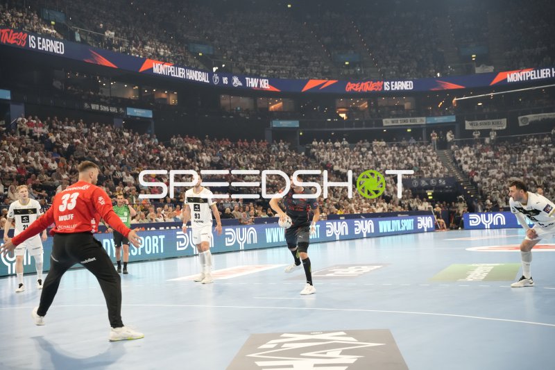Montpellier HB greift an gegen THW Kiel mit Andreas Wolff im Tor