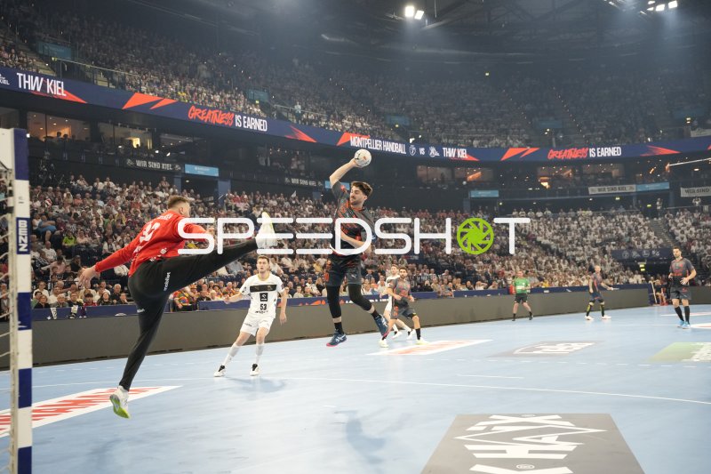 Montpellier-Spieler (#34; Montpellier HB) beim Sprungwurf gegen THW Kiel