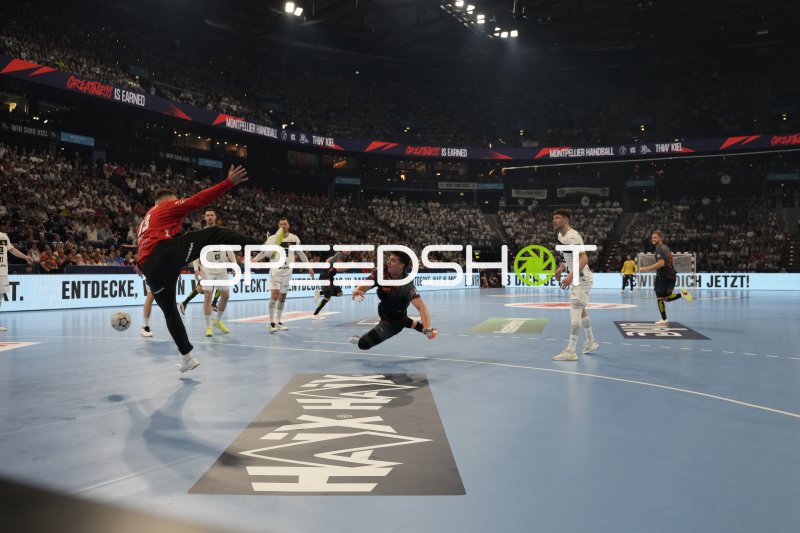 Hendrik Pekeler (#61; THW Kiel) im Zweikampf gegen Montpellier HB