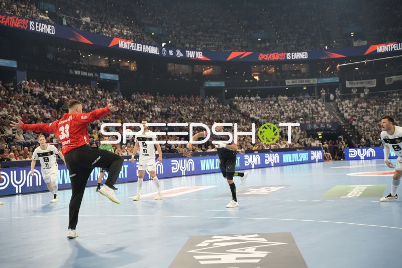Andreas Wolff (#33; THW Kiel) pariert gegen Montpellier HB