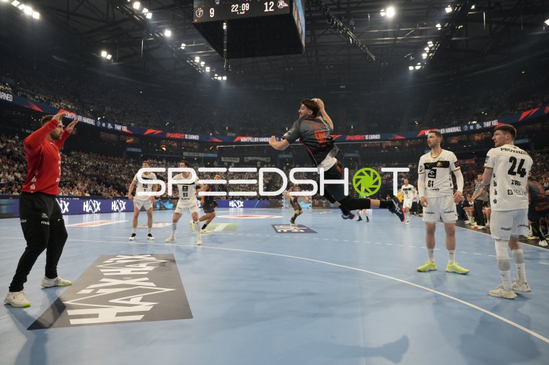 Montpellier-Spieler springt zum Wurf gegen THW Kiel