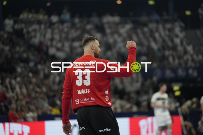 Andreas Wolff (#33; THW Kiel) ballt die Faust nach Parade