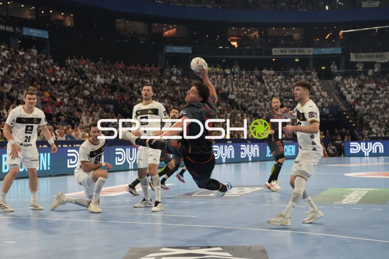 Montpellier-Spieler mit Fallwurf gegen THW Kiel-Abwehr