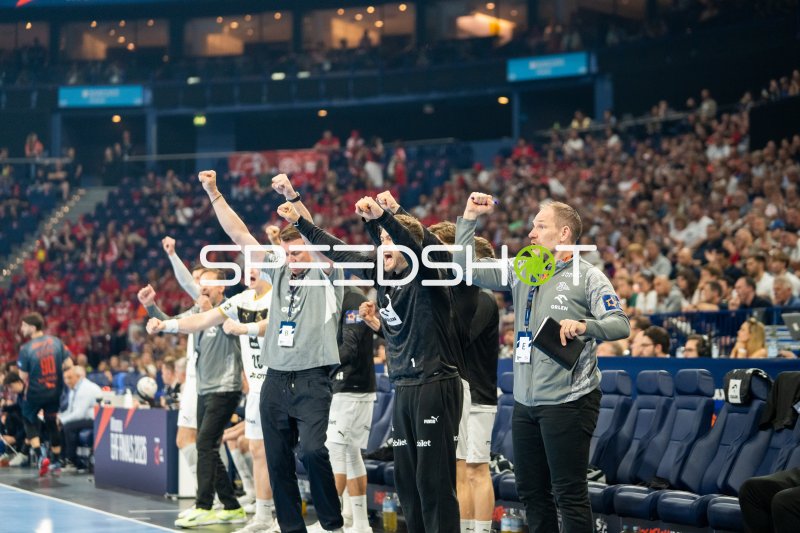 THW Kiel Trainerbank jubelt beim EHF Finals 2025