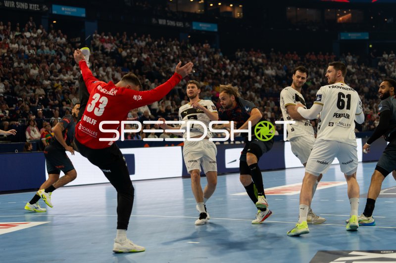 Andreas Wolff (#33; THW Kiel) pariert gegen Montpellier HB