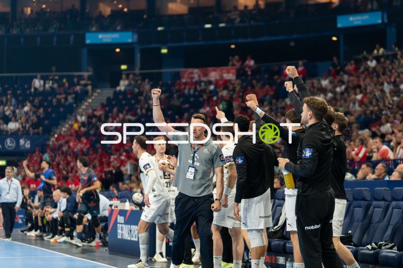 Filip Jicha (#62; THW Kiel) jubelt an der Seitenlinie