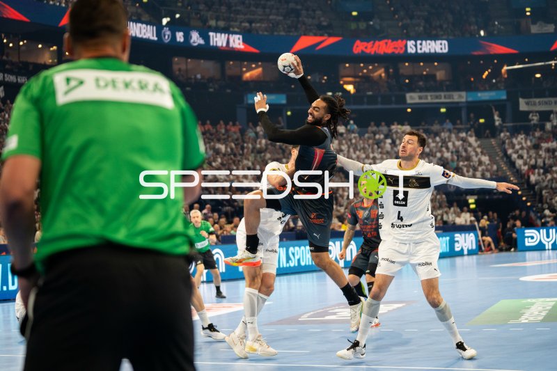 Hugo Bryan Monte Dos Santos (Montpellier HB) beim Wurf gegen Domagoj Duvnjak (#4; THW Kiel)