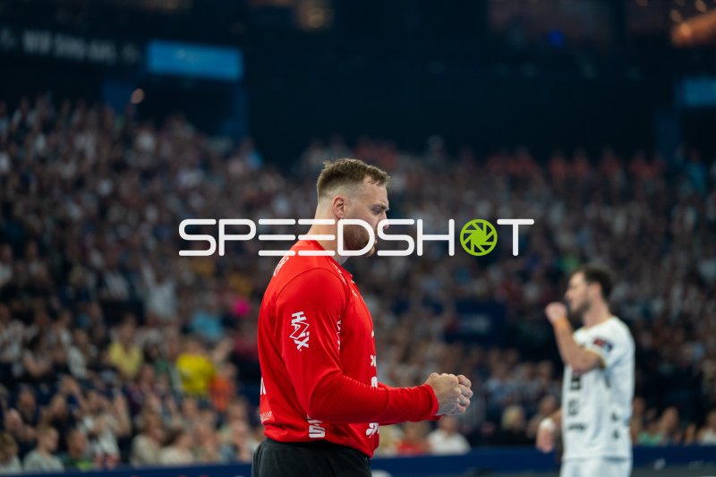 Andreas Wolff (#33; THW Kiel) mit geballter Faust im Spiel