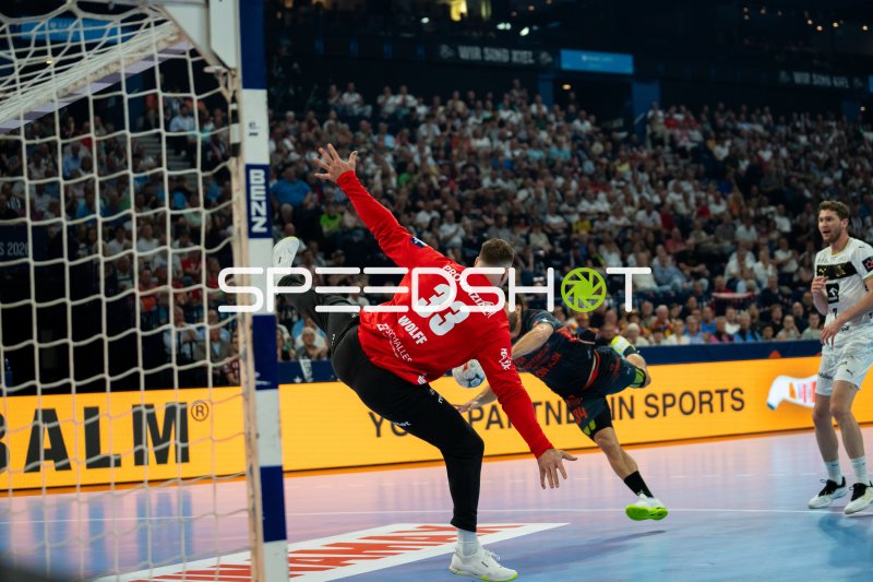 Andreas Wolff (#33; THW Kiel) pariert Wurf von Montpellier-Angreifer