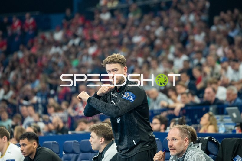Gonzalo Perez de Vargas (#1; THW Kiel) gibt Anweisungen von der Seitenlinie