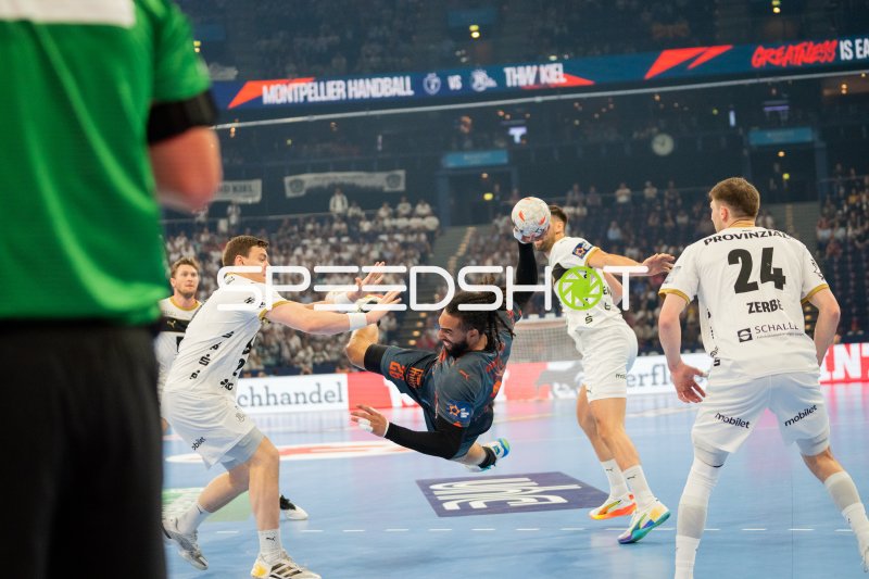 Montpellier-Spieler im Fallwurf gegen THW Kiel-Abwehr