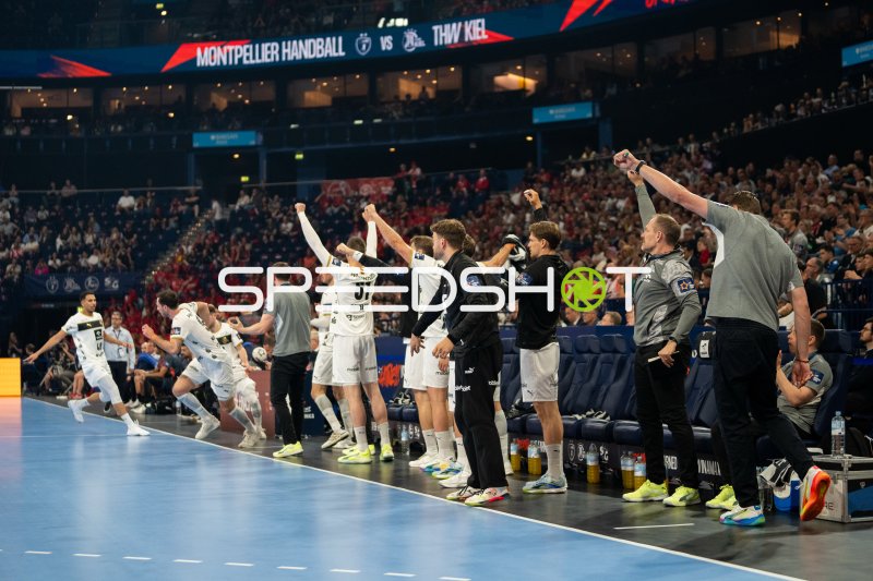THW Kiel jubelt an der Seitenlinie – Hendrik Pekeler (#61) im Fokus