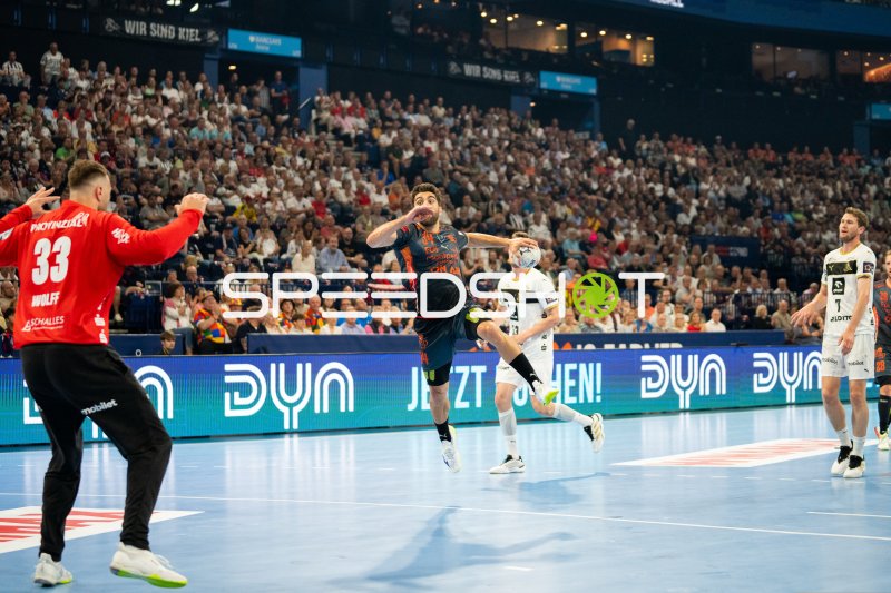 David Balaguer (#34; Montpellier HB) beim Sprungwurf gegen THW Kiel