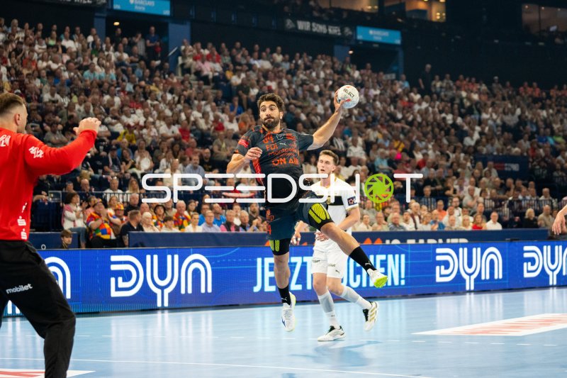 David Balaguer (#34; Montpellier HB) beim Sprungwurf gegen THW Kiel