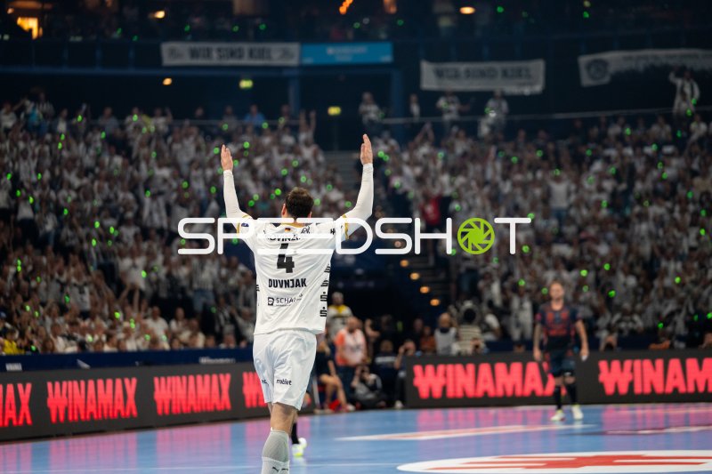 Domagoj Duvnjak (#4; THW Kiel) peitscht Fans an