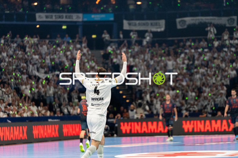 Domagoj Duvnjak (#4; THW Kiel) jubelt vor ausverkauftem Heimblock