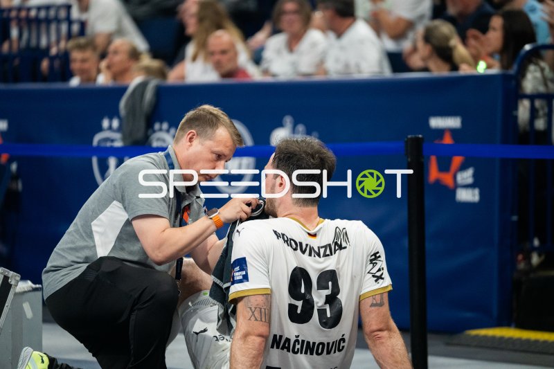 Veron Nacinovic (#93; THW Kiel) wird medizinisch betreut