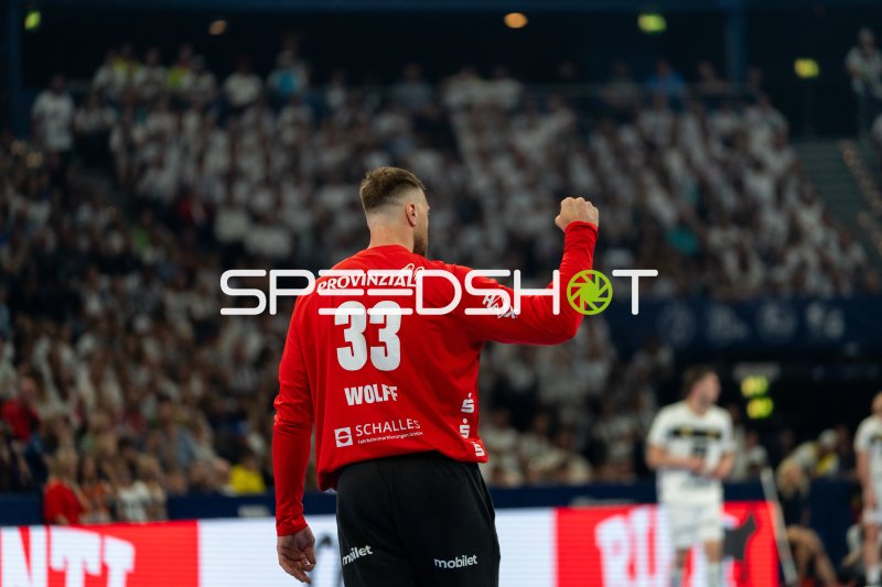 Andreas Wolff (#33; THW Kiel) jubelt vor begeisterter Kulisse