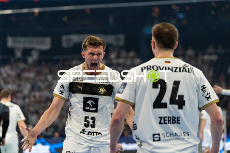 Nikola Bilyk (#53; THW Kiel) jubelt mit Lukas Zerbe (#24; THW Kiel)