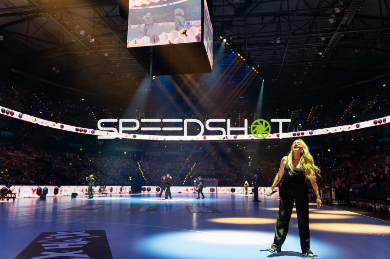 Eröffnungsshow mit Sängerin vor ausverkaufter Handball-Arena