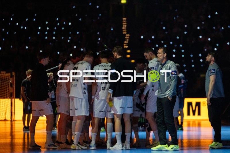 THW Kiel Auszeit-Besprechung mit Trainer Filip Jicha (#62; THW Kiel)
